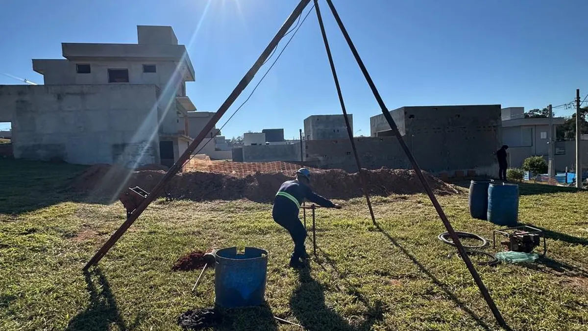 Equipamento de sondagem SPT em operação no campo
