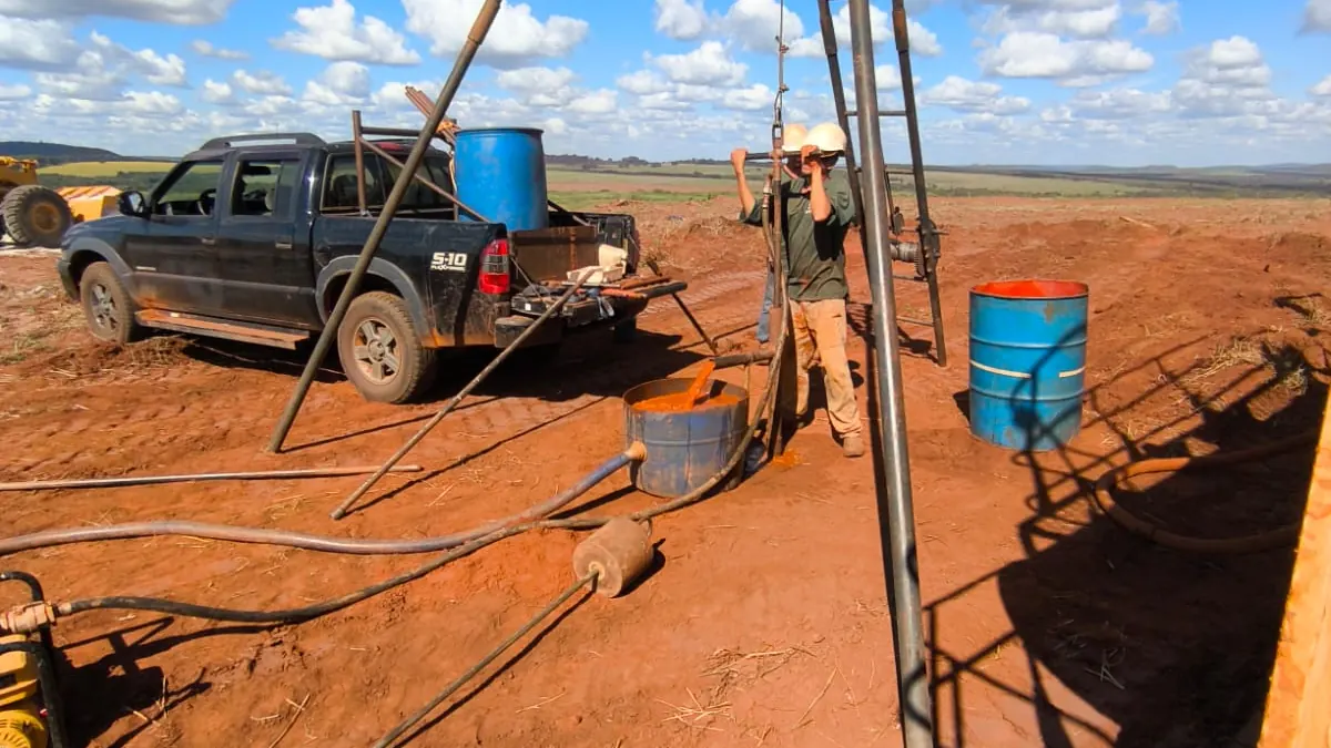Sondagem SPT sendo realizada em terreno para construção residencial